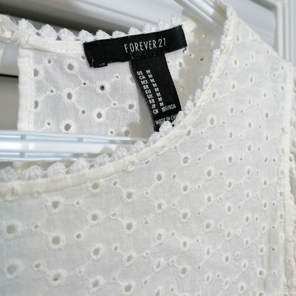 White top - Picture 2 of 3